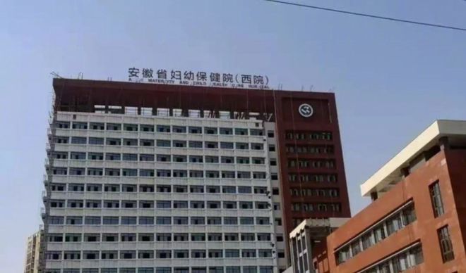 安徽27天新生兒住院治療黃疸期間去世家長(zhǎng)：監(jiān)控顯示孩子臉朝下被悶掙扎10分鐘沒了動(dòng)靜半小時(shí)后才被發(fā)現(xiàn)(圖2)